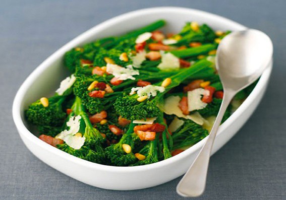 Pousses de bimi aux pignons