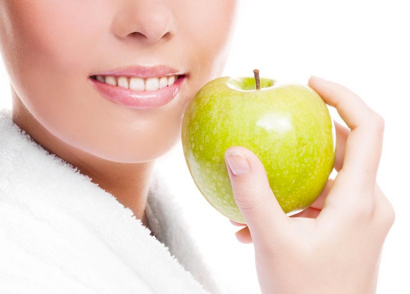 Croquer des pommes est bénéfique pour la santé bucco-dentaire