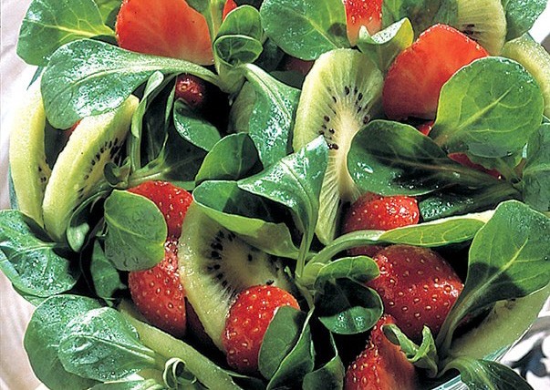 Salade de mâche au kiwi, fraises et jus de citron